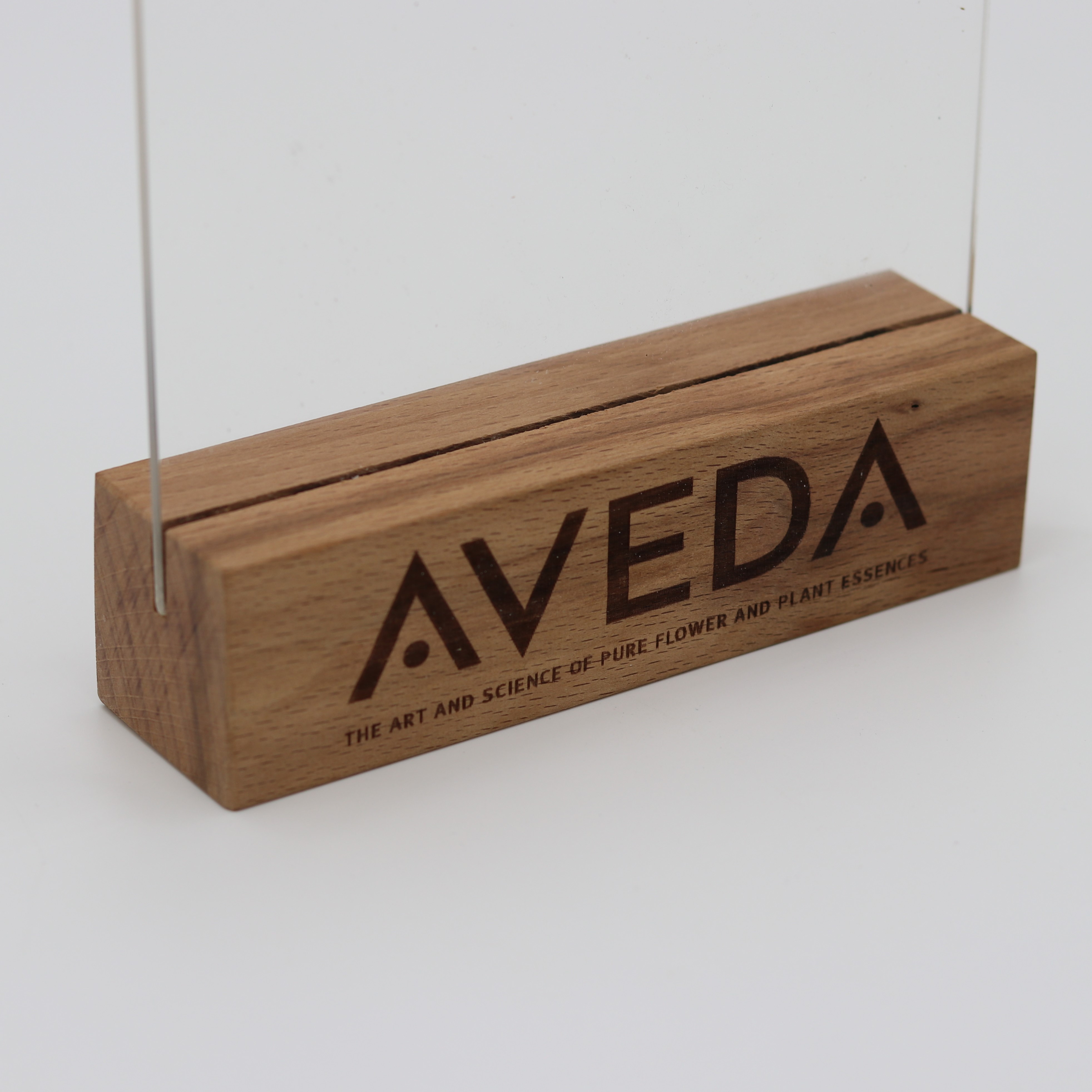 Гравировка тейбл-тентов AVEDA 